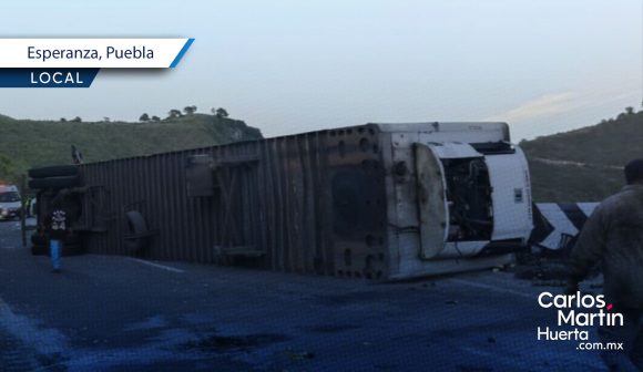 Tráiler vuelca sobre la autopista Puebla-Orizaba y provoca el cierre parcial de la circulación