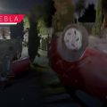 Vehículo termina volcado en Bosques de San Sebastián; conductor huye del lugar