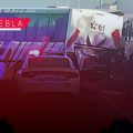 Caos en la autopista México-Puebla; Estrella Roja y tractocamión protagonizan accidente