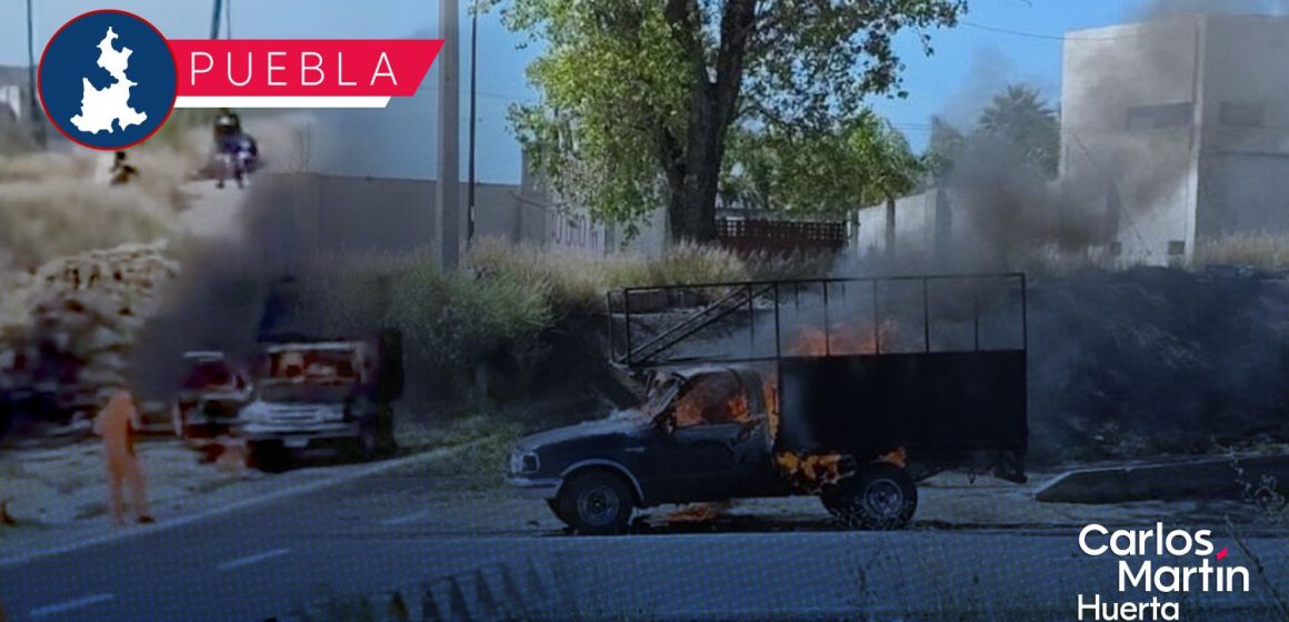 Se incendia camioneta en plena Vía Atlixcáyotl; se presume falla mecánica