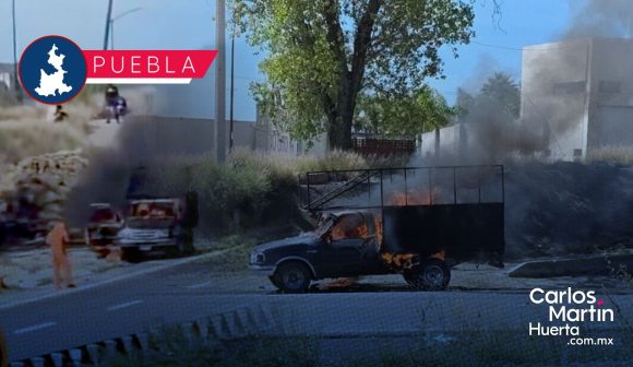 Se incendia camioneta en plena Vía Atlixcáyotl; se presume falla mecánica