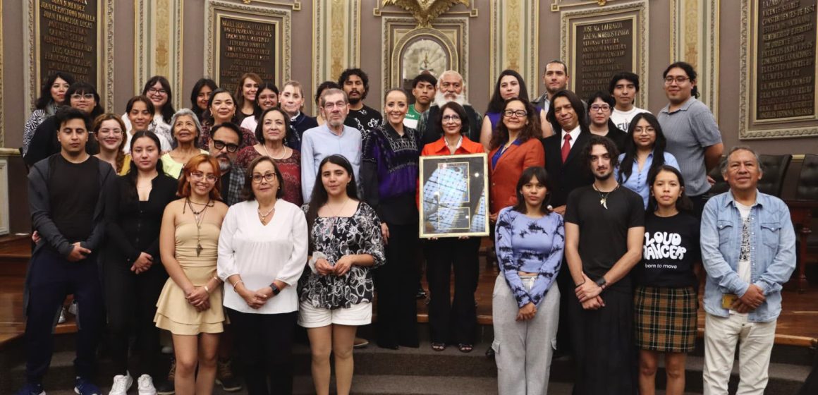 Reconocen en el Congreso del Estado a la escritora Kyra Galván