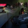 Cae vehículo Mercedes-Benz a paso deprimido en Lomas de Angelópolis III