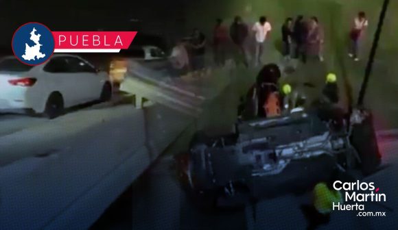 Cae vehículo Mercedes-Benz a paso deprimido en Lomas de Angelópolis III