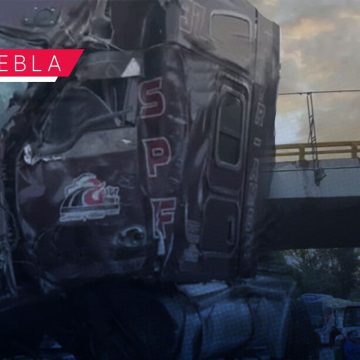 Tráiler se estrella contra pilar de puente en la autopista México-Puebla