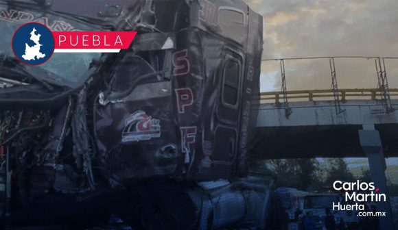 Tráiler se estrella contra pilar de puente en la autopista México-Puebla