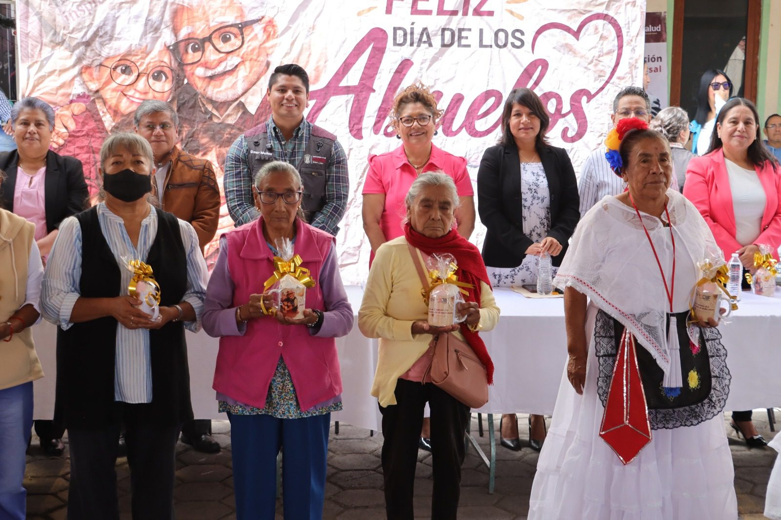 Omar Muñoz y Tere Alfaro celebran a los abuelitos de San Lorenzo Almecatla, Cuautlancingo