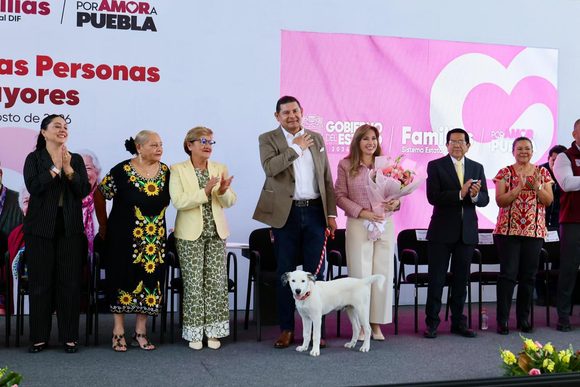 Anuncian tercera Casa del Abue en Puebla capital y celebran a adultos mayores