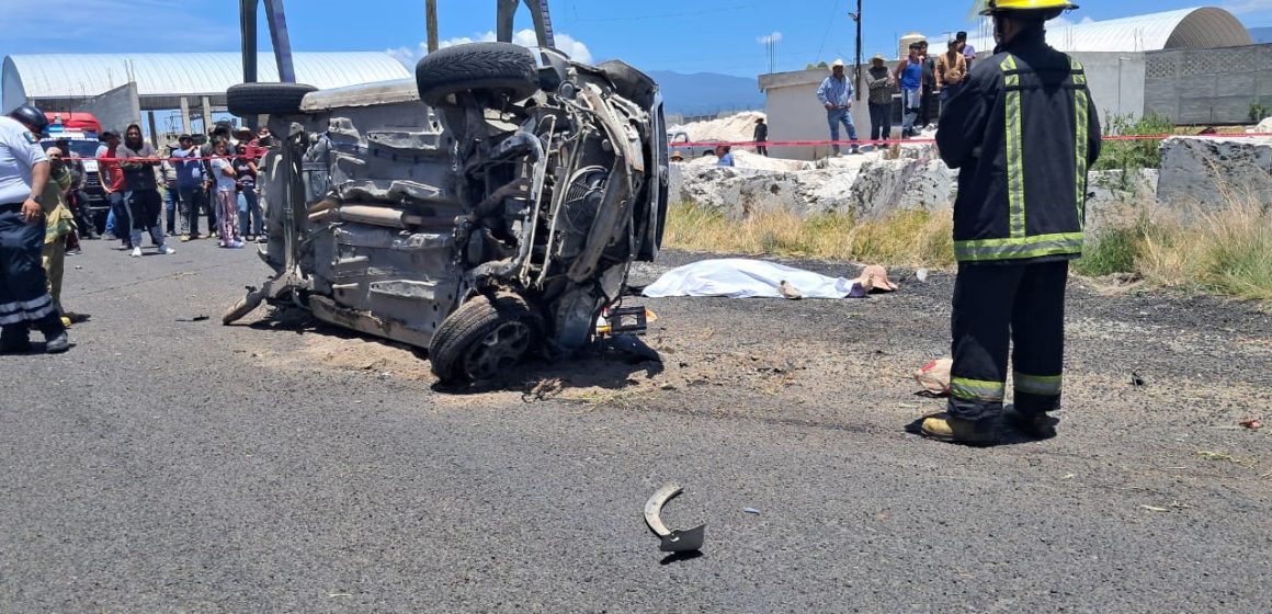 Muere pareja de adultos mayores tras choque y volcadura en la Puebla-Tehuacán