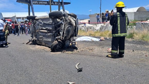Muere pareja de adultos mayores tras choque y volcadura en la Puebla-Tehuacán
