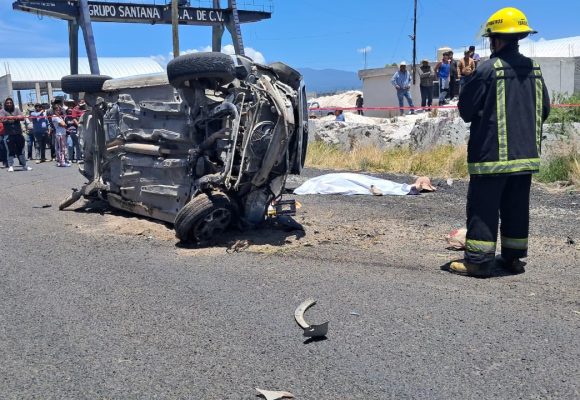 Muere pareja de adultos mayores tras choque y volcadura en la Puebla-Tehuacán