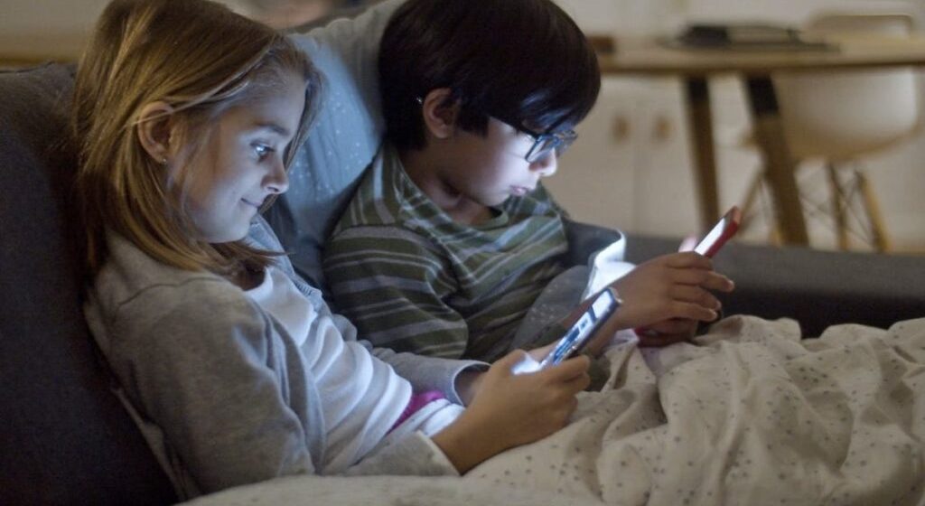 ¿Celulares en las aulas? Por qué la regulación según la edad es mejor que la prohibición