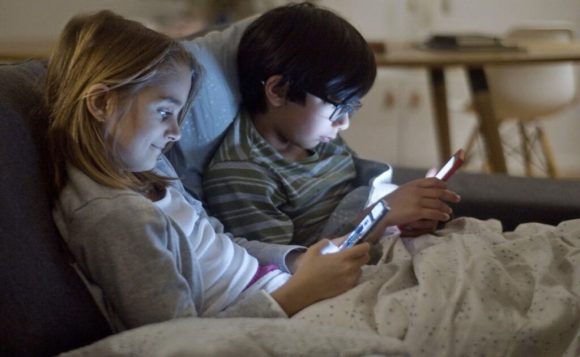 ¿Celulares en las aulas? Por qué la regulación según la edad es mejor que la prohibición