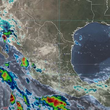 Monzón mexicano y ondas tropicales 33 y 34 desatan lluvias muy fuertes