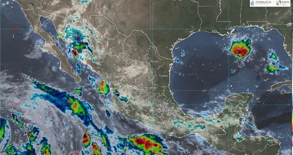 Monzón mexicano y ondas tropicales 33 y 34 desatan lluvias muy fuertes