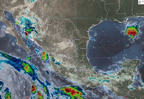Monzón mexicano y ondas tropicales 33 y 34 desatan lluvias muy fuertes