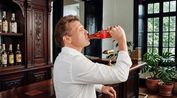 luis miguel Luis Miguel reaparece en redes sociales con campaña de Coca-Cola tras meses de ausencia