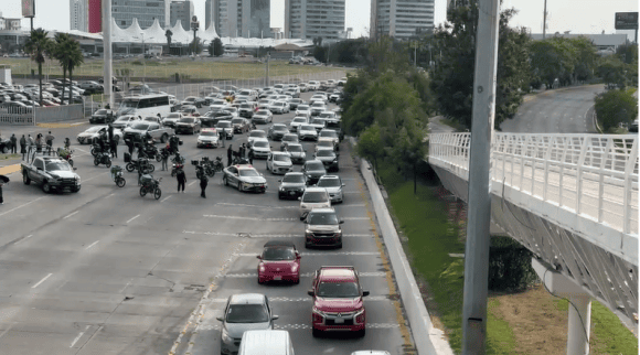 Gobierno de Puebla y motociclistas acuerdan revisar la Ley Casco tras protesta