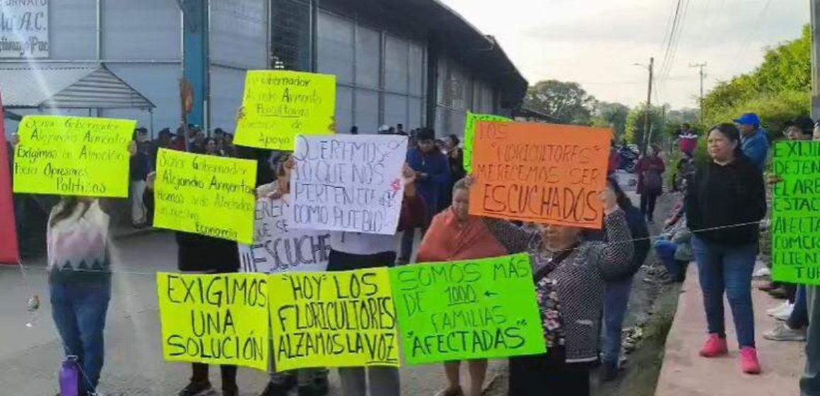 pk8VlZz0 Tragedia en Huauchinango: Motociclista pierde la vida al chocar contra lazo en bloqueo carretero