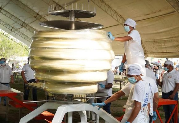 queso ¡Con sabor Chiapas! Pijijiapan rompe récord mundial con una bola de quesillo de 1,611 kilos