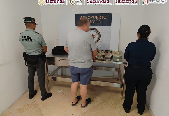 3 Aseguran más de 1.7 millones de pesos en divisas extranjeras y nacionales en el Aeropuerto de Cancún