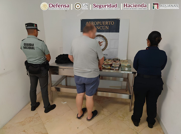 3 Aseguran más de 1.7 millones de pesos en divisas extranjeras y nacionales en el Aeropuerto de Cancún