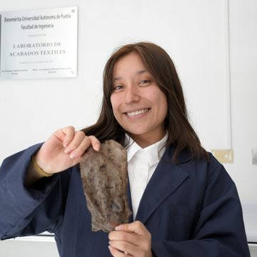 Estudiante de la BUAP desarrolla bioplástico con residuos de café para la industria textil