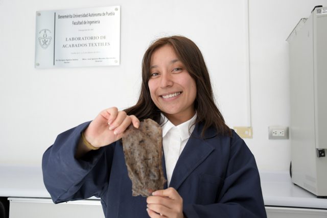Estudiante de la BUAP desarrolla bioplástico con residuos de café para la industria textil 1 A Bioplastico 1