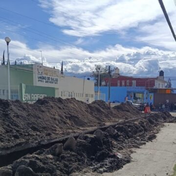 Rescatan con vida a tres trabajadores tras desgajamiento en obra de Texmelucan