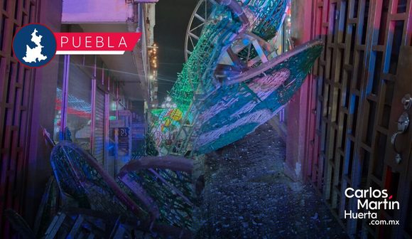 Mujer presuntamente ebria derriba estructura de adornos patrios en avenida Reforma