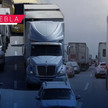 Caos en la Puebla-Orizaba: Tráiler vuelca y genera filas de hasta 10 kilómetros