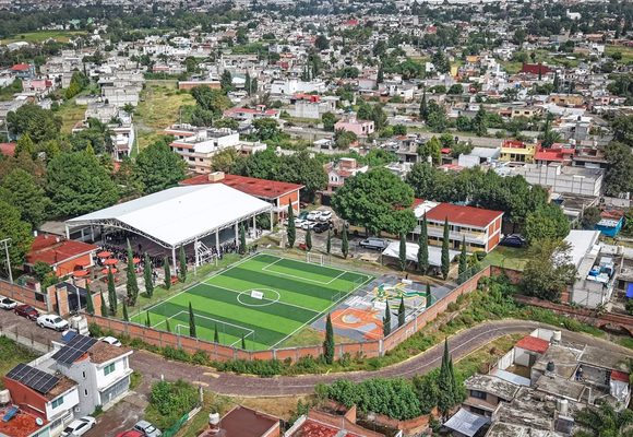 Omar Muñoz entrega cancha de fútbol y voleibol en secundaria de Sanctorum