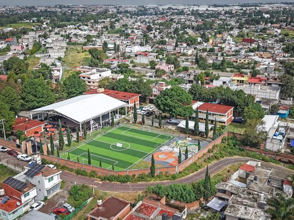 Omar Muñoz entrega cancha de fútbol y voleibol en secundaria de Sanctorum
