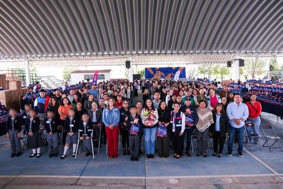 Apoya Lupita Cuautle a la economía de las familias con entrega de útiles escolares en San Andrés Cholula