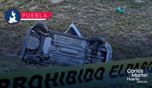 Volcadura en el Periférico Ecológico, a la altura de la Vía Atlixcáyotl, deja un herido leve