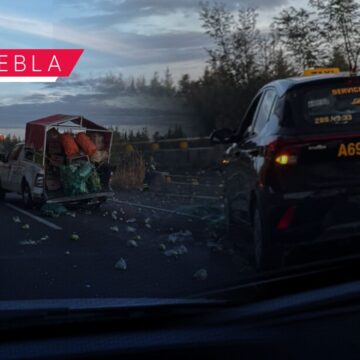 Choque entre taxi y camioneta en la México-Puebla deja dos mujeres heridas