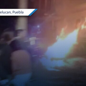 Pobladores de Texmelucan intentan linchar a presunto ladrón y queman motocicleta