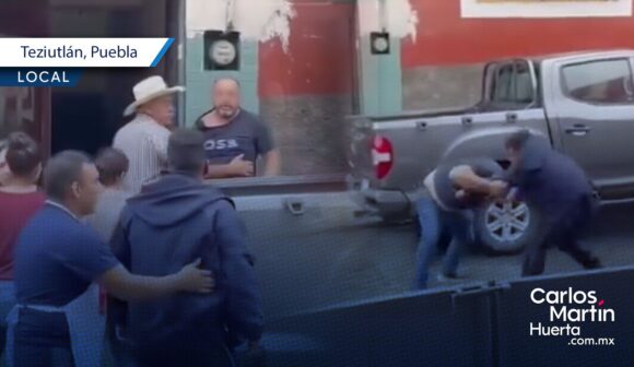 Conductor da golpiza a agente vial luego de ser multado en Teziutlán