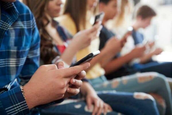 Jóvenes mexicanos pasan hasta 5.9 horas al día con el celular