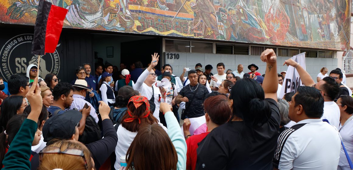 Trabajadores del IMSS marchan en Puebla contra aumento salarial de 2.9%; exigen 10%