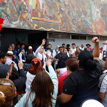 Trabajadores del IMSS marchan en Puebla contra aumento salarial de 2.9%; exigen 10%