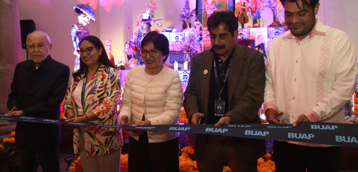 1 Ofrenda_0 BUAP inaugura temporada de Día de Muertos con altar dedicado a artistas universitarios