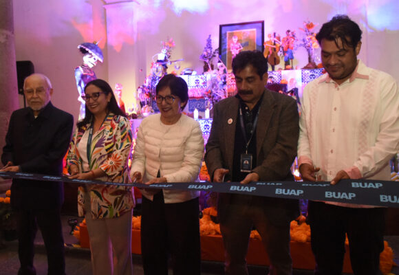 BUAP inaugura temporada de Día de Muertos con altar dedicado a artistas universitarios