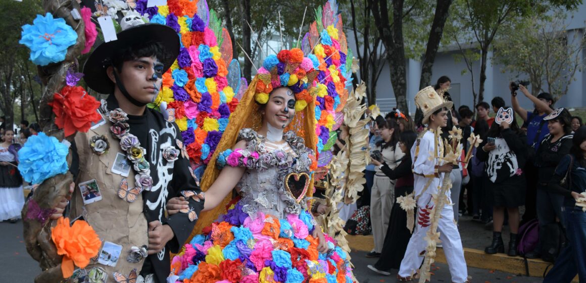 BUAP realiza su primer Desfile de Día de Muertos en Ciudad Universitaria