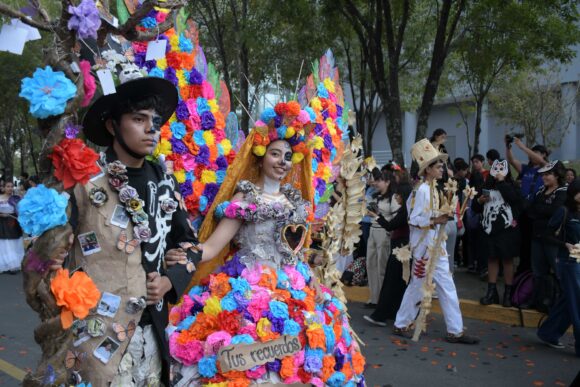 BUAP realiza su primer Desfile de Día de Muertos en Ciudad Universitaria