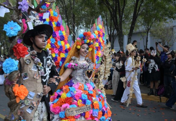 BUAP realiza su primer Desfile de Día de Muertos en Ciudad Universitaria