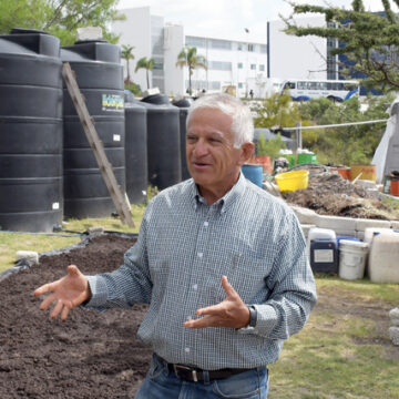 BUAP: Investigador recibe premio estatal por proyecto de lombricompostaje y sustentabilidad