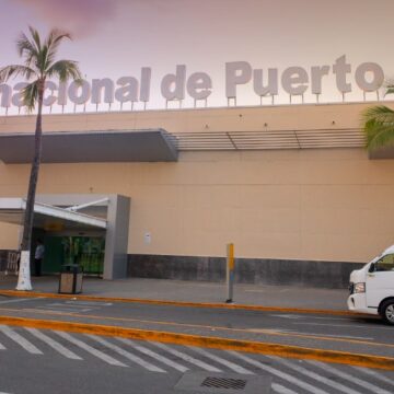 Aeropuerto de Puerto Vallarta suspende llegadas hasta el lunes por avance del huracán Simón