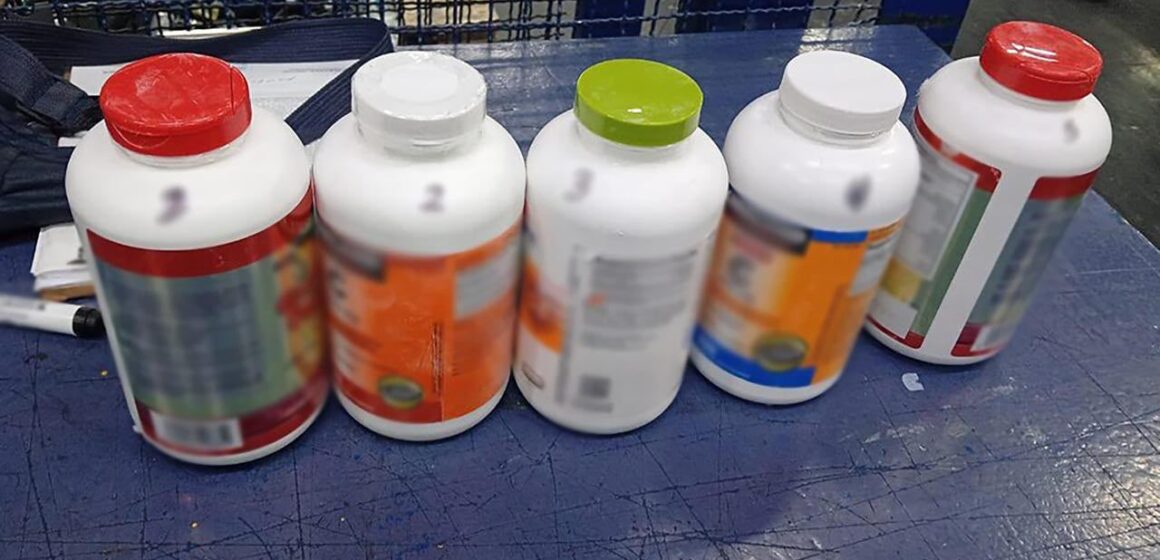 Aseguran en el AICM más de 8 mil 600 tabletas de hidrocodona ocultas en frascos de suplementos