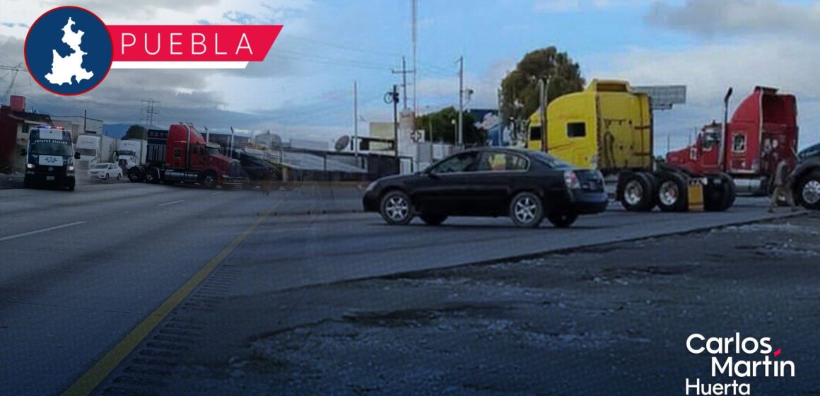 Bloqueo carretero Amotac AMOTAC bloquea carreteras en Puebla tras asesinato de delegado durante intento de asalto